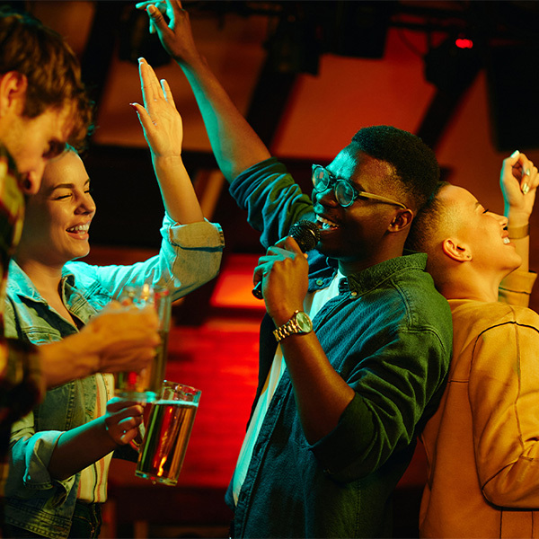 BLOG: De beste karaoke nummers voor een geweldige avond!